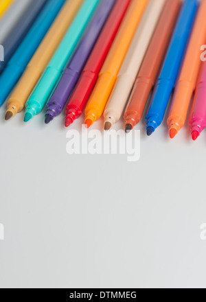 Una collezione di punta in feltro penne a fianco a fianco. Foto Stock