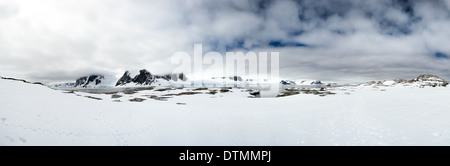 Antartide - alta risoluzione panorama del litorale di Petermann Island sulla costa occidentale della penisola antartica. Foto Stock