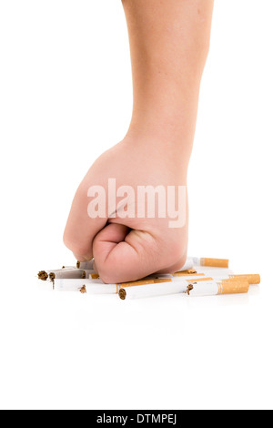 Uomo di frantumazione del pugno di sigarette isolato su sfondo bianco Foto Stock