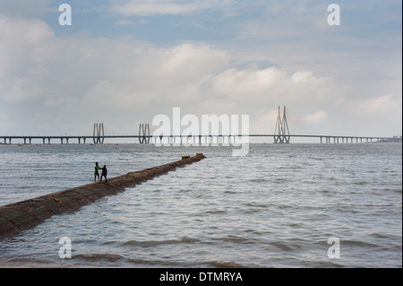 Vista di mezzogiorno di Bandra Worli mare ponte di collegamento. Un testamento dell India di sviluppo tecnologico. Foto Stock