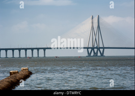 Vista di mezzogiorno di Bandra Worli mare ponte di collegamento. Un testamento dell India di sviluppo tecnologico. Foto Stock