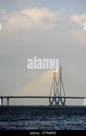 Vista di mezzogiorno di Bandra Worli mare ponte di collegamento. Un testamento dell India di sviluppo tecnologico. Foto Stock