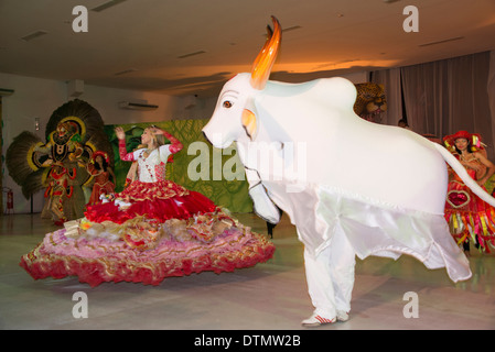 Il Brasile, Amazon, Parintins. Boi Bumba spettacolo folcloristico. Parintins ospita annuali Boi Bumba Festival Foto Stock