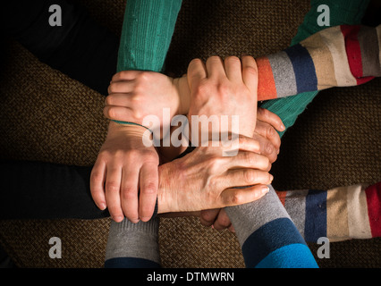 Molte mani insieme. Interior shot Foto Stock