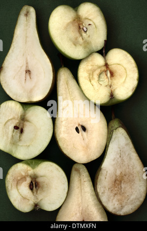 Apple e le pere tagliate a metà Foto Stock