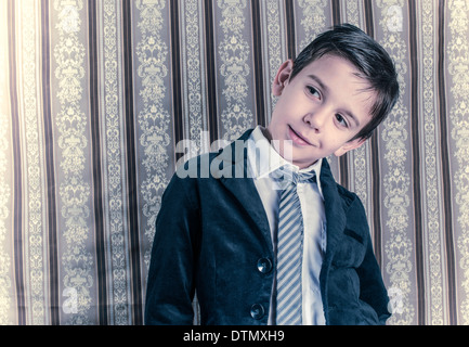 Ragazzo in vintage abito nero e tirante Foto Stock