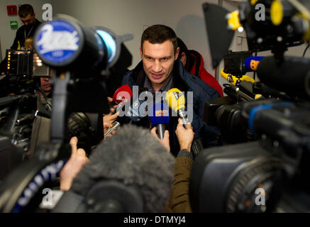 Kiev, Ucraina. Xx Febbraio 2014. Ukrainian leader dell opposizione Vitali Klitschko risposte giornalista di domande dopo una riunione con i ministri degli affari esteri di Germania, Polonia e Francia presso la rappresentanza dell'Unione europea a Kiev, Ucraina, 20 febbraio 2014. Più di sessanta persone sono state uccise in scontri di strada a Kiev, la Svoboda nazionalista partito di opposizione ha detto. Nuovi scontri scoppiati tra migliaia di dimostranti e polizia di Kiev Piazza indipendenza solo poche ore dopo il leader dell'opposizione e il presidente Viktor Yanukovych ha dichiarato una tregua. Foto: Tim Brakemeier/dpa/Alamy Live News Foto Stock