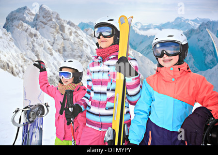 Due ragazza adolescente e una donna sci alpino in montagna Foto Stock