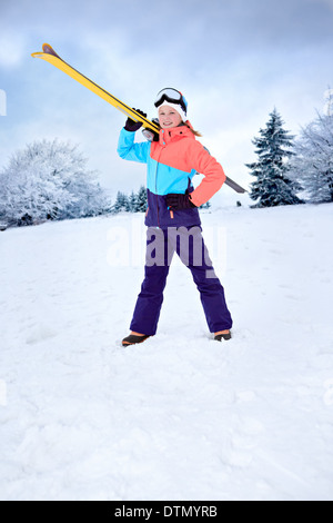 Una ragazza adolescente sci alpino in montagna Foto Stock