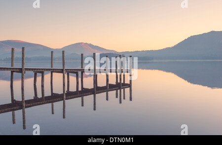 Un perfettamente calmo lago a sunrise, Derwent Water, Cumbria, Inghilterra, Regno Unito. Foto Stock