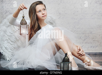 Foto d'arte del giovane ballerina con lampada retrò Foto Stock