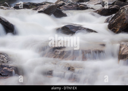 Una lunga esposizione di Mae Ya acqua caduta in Doi Inthanon parco nazionale di Chiang Mai, Thailandia. Foto Stock