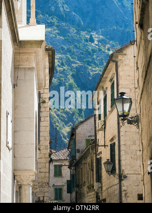 Strette strade medievali nella città vecchia di Kotor in Montenegro Foto Stock