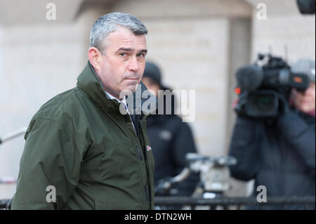 Old Bailey, Londra, Regno Unito. 21 feb 2014. La versione di prova di ex News International chief executive Rebecca Brooks, Andy Coulson e altri legati con presunti phone-hacking presso l'ex-News giornale del mondo, continua presso la Old Bailey, Londra. Nella foto: Mark Hanna, ex capo della sicurezza a News International. Credito: Lee Thomas/Alamy Live News Foto Stock