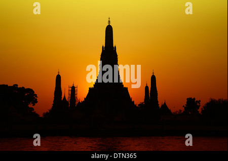 Wat Arun silhouette al tramonto, Bangkok, Thailandia Foto Stock