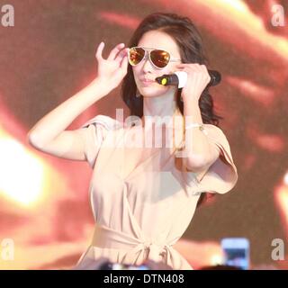 Shanghai, Cina. 19 feb 2014. Modello di refrigerazione Lin assiste le attività commerciali . Credito: TopPhoto/Alamy Live News Foto Stock