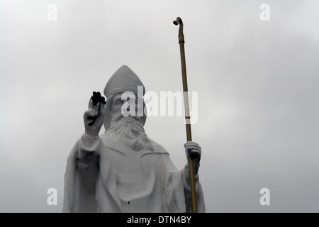 Statua di San Patrizio a pelgrimage sito su Croach Patrick Irlanda Foto Stock