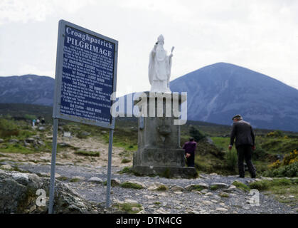 Statua di San Patrizio a pelgrimage sito su Croach Patrick Irlanda Foto Stock