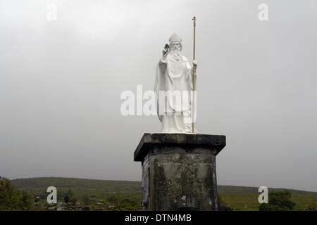 Statua di San Patrizio a pelgrimage sito su Croach Patrick Irlanda Foto Stock