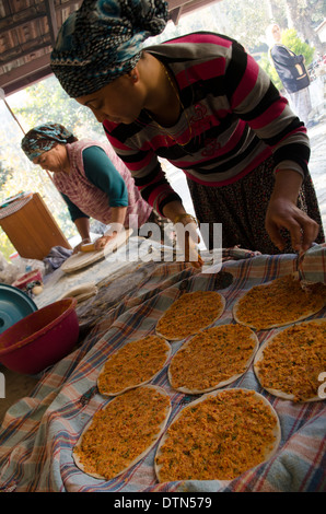 Donne locali rendono Katikli Ekmek una specialità locale vicino Vakifli un villaggio armeno in Hatay sud est della Turchia Foto Stock