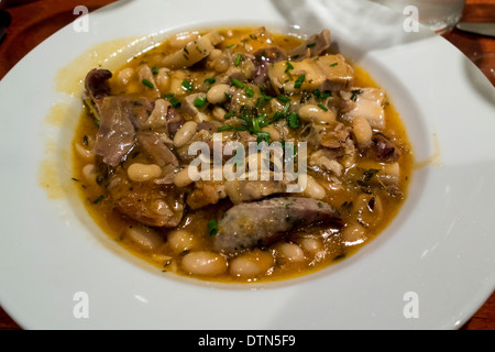 Cassoulet in piatto bianco Foto Stock