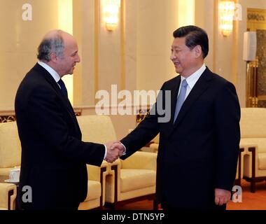 Pechino, Cina. Il 21 febbraio, 2014. Il presidente cinese Xi Jinping (R) stringe la mano al Ministro degli esteri francese Laurent Fabius durante il loro incontro nella Grande Sala del Popolo di Pechino, capitale della Cina, Feb 21, 2014. Credito: Ding Lin/Xinhua/Alamy Live News Foto Stock