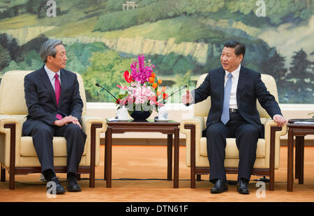 Pechino, Cina. Il 21 febbraio, 2014. Il presidente cinese Xi Jinping (R) soddisfa con Chung Mong-Joon, capo dei legislatori Korea-China' associazione per gli affari esteri, che conduce a una delegazione di legislatori della Repubblica di Corea presso la Grande Sala del Popolo di Pechino, capitale della Cina, Feb 21, 2014. Credito: Huang Jingwen/Xinhua/Alamy Live News Foto Stock