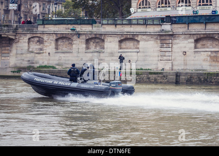 La Prefettura de la polizia di un alto powered barca rigida gonfiabile sul fiume Senna a Parigi. Foto Stock