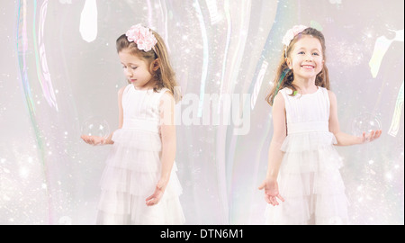 Immagine di fantasia di bambine chiuso in grandi bolle di sapone Foto Stock