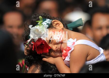 Dacca in Bangladesh. Xx Febbraio 2014. Un bambino del Bangladesh detiene fiori come le persone partecipano in un rally presso la centrale di lingua dei martiri Memorial in omaggio ai martiri del 1952 lingua Bengali movimento, presso l'università di Dhaka campus a Dacca . Il raduno segna 60 anni da quando la polizia ha sparato a migliaia di dimostranti presso una università in Bangladesh impegnativo che essere bengalese ha dichiarato lo stato di lingua. La morte ha segnato l'inizio di un quasi due decenni a lungo in lotta per il Bangladesh che si è conclusa con la vittoria nel 1971 guerra di indipendenza con il Pakistan. Foto Stock