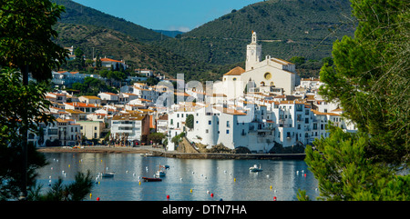 Esglesia de Santa Maria in bianco lavato cittadina balneare di Cadaques, Cap de Creus penisola, Costa Brava Catalogna Foto Stock