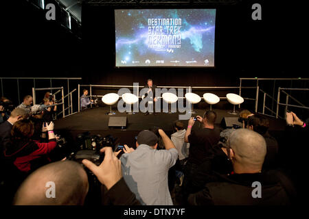 Francoforte, Germania. Il 21 febbraio 2014. Attore canadese William Shatner, famoso per il suo ruolo di capitano James Tiberius Kirk nella serie della televisione della fantascienza Star Trek, parla nel corso di una conferenza stampa a Francoforte sul Meno, Germania, 21 febbraio 2014. Migliaia di fan della serie sono attesi per rispondere all'evento 'Destinazione Star Trek'. Foto: FRANK RUMOENHORST/dpa/Alamy Live News Foto Stock