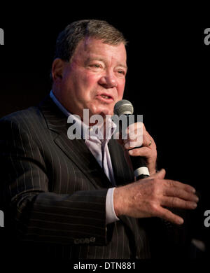 Francoforte, Germania. Il 21 febbraio 2014. Attore canadese William Shatner, famoso per il suo ruolo di capitano James Tiberius Kirk nella serie della televisione della fantascienza Star Trek, parla nel corso di una conferenza stampa a Francoforte sul Meno, Germania, 21 febbraio 2014. Migliaia di fan della serie sono attesi per rispondere all'evento 'Destinazione Star Trek'. Foto: FRANK RUMPENHORST/dpa/Alamy Live News Foto Stock