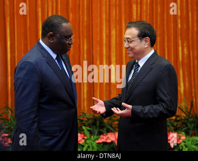 Pechino, Cina. Il 21 febbraio, 2014. Il premier cinese LI Keqiang (R) si riunisce con la visita il Presidente senegalese Macky Sall presso la Grande Sala del Popolo di Pechino, capitale della Cina, Feb 21, 2014. © Zhang Duo/Xinhua/Alamy Live News Foto Stock