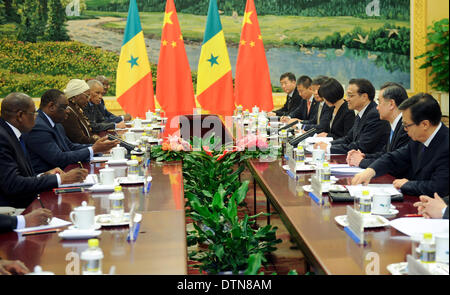 Pechino, Cina. Il 21 febbraio, 2014. Il premier cinese LI Keqiang (terza R) si riunisce con la visita il Presidente senegalese Macky Sall (2 L) presso la Grande Sala del Popolo di Pechino, capitale della Cina, Feb 21, 2014. © Zhang Duo/Xinhua/Alamy Live News Foto Stock