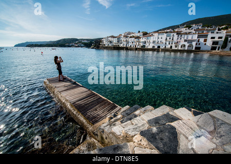 Un visitatore prende una foto di mare artista della città di Cadaques, Cap de Creus penisola, Costa Brava Catalogna Foto Stock