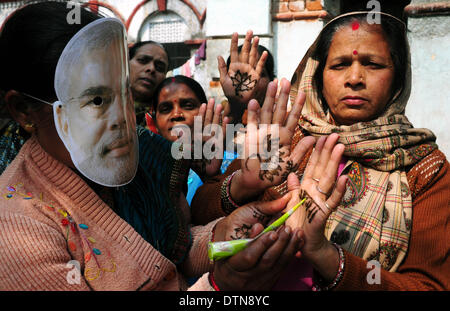 Di Allahabad, India. 21 feb 2014. Bhartiya Janta del partito donne lavoratore e i sostenitori di heena applicato in forma di Lotus come partito simbolo durng 'Modi Lao Sexyboys Bachao' nella campagna di Allahabad venerdì. Lo sforzo del Bharatiya Janata Party (BJP, istituito nel 1980 ed è il secondo più grande partito politico in India) come parte del suo piano nei prossimi Lok Sabha elezioni del prossimo anno per organizzare le donne a utilizzare "Mehndi" o pasta di Henné per disegnare un 'Lotus' sulle palme delle donne durante le loro popolazioni urbane e rurali campagna elettorale. (Foto di Prabhat Kumar Verma/Pacific Stampa) Credito: PACIFIC PRESS/Alamy Live News Foto Stock