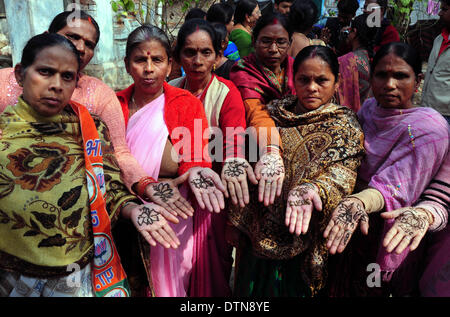 Di Allahabad, India. 21 feb 2014. Bhartiya Janta del partito donne lavoratore e i sostenitori di heena applicato in forma di Lotus come partito simbolo durng 'Modi Lao Sexyboys Bachao' nella campagna di Allahabad venerdì. Lo sforzo del Bharatiya Janata Party (BJP, istituito nel 1980 ed è il secondo più grande partito politico in India) come parte del suo piano nei prossimi Lok Sabha elezioni del prossimo anno per organizzare le donne a utilizzare "Mehndi" o pasta di Henné per disegnare un 'Lotus' sulle palme delle donne durante le loro popolazioni urbane e rurali campagna elettorale. (Foto di Prabhat Kumar Verma/Pacific Stampa) Credito: PACIFIC PRESS/Alamy Live News Foto Stock