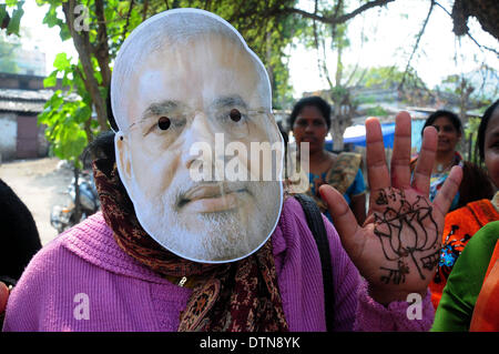 Di Allahabad, India. 21 feb 2014. Bhartiya Janta del partito donne lavoratore e i sostenitori di heena applicato in forma di Lotus come partito simbolo durng 'Modi Lao Sexyboys Bachao' nella campagna di Allahabad venerdì. Lo sforzo del Bharatiya Janata Party (BJP, istituito nel 1980 ed è il secondo più grande partito politico in India) come parte del suo piano nei prossimi Lok Sabha elezioni del prossimo anno per organizzare le donne a utilizzare "Mehndi" o pasta di Henné per disegnare un 'Lotus' sulle palme delle donne durante le loro popolazioni urbane e rurali campagna elettorale. (Foto di Prabhat Kumar Verma/Pacific Stampa) Credito: PACIFIC PRESS/Alamy Live News Foto Stock