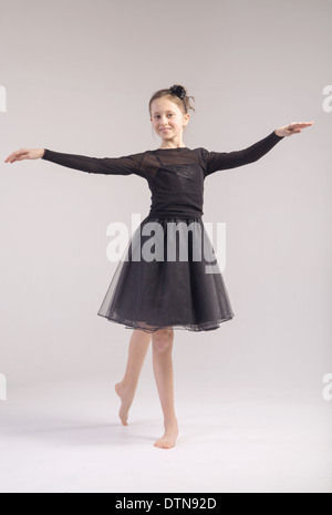 Giovane ragazza carina nella posa di danza Foto Stock