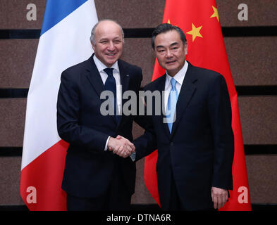 Pechino, Cina. Il 21 febbraio, 2014. Il ministro degli Affari Esteri cinese Wang Yi (R) stringe la mano con il suo omologo francese Laurent Fabius durante i colloqui a Pechino Capitale della Cina, Feb. 21. 2014 Credit: © Ding Lin/Xinhua/Alamy Live News Foto Stock