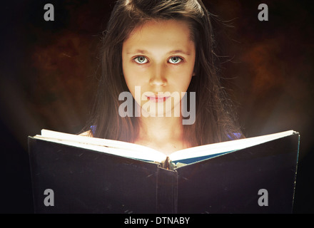 Ragazza giovane la lettura del vecchio libro Foto Stock