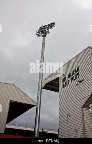 Dundee, Scotland, Regno Unito. Il 21 febbraio, 2014. Dundee United football al personale di terra e di 'Sky Sport Fotocamera equipaggio' preparare per il live Premier League Scozzese partita di calcio a Tannadice Park tra Dundee United FC e Motherwell FC stasera venerdì 21 febbraio 2014 a Dundee, Regno Unito. Credito: Dundee fotografico / Alamy Live News Foto Stock