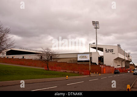 Dundee, Scotland, Regno Unito. Il 21 febbraio, 2014. Dundee United football al personale di terra e di 'Sky Sport Fotocamera equipaggio' preparare per il live Premier League Scozzese partita di calcio a Tannadice Park tra Dundee United FC e Motherwell FC stasera venerdì 21 febbraio 2014 a Dundee, Regno Unito. Credito: Dundee fotografico / Alamy Live News Foto Stock