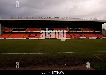 Dundee, Scotland, Regno Unito. Il 21 febbraio, 2014. Dundee United football al personale di terra e di 'Sky Sport Fotocamera equipaggio' preparare per il live Premier League Scozzese partita di calcio a Tannadice Park tra Dundee United FC e Motherwell FC stasera venerdì 21 febbraio 2014 a Dundee, Regno Unito. Credito: Dundee fotografico / Alamy Live News Foto Stock