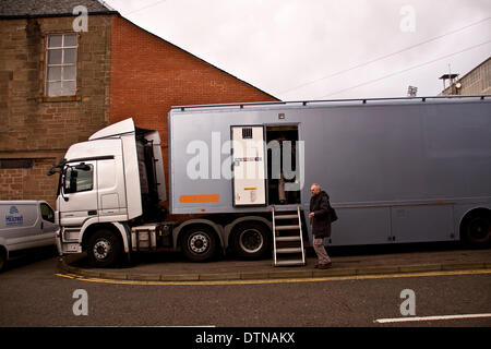 Dundee, Scotland, Regno Unito. Il 21 febbraio, 2014. Dundee United football al personale di terra e di 'Sky Sport Fotocamera equipaggio' preparare per il live Premier League Scozzese partita di calcio a Tannadice Park tra Dundee United FC e Motherwell FC stasera venerdì 21 febbraio 2014 a Dundee, Regno Unito. Credito: Dundee fotografico / Alamy Live News Foto Stock