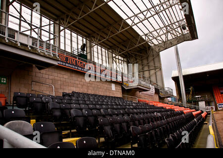 Dundee, Scotland, Regno Unito. Il 21 febbraio, 2014. Dundee United football al personale di terra e di 'Sky Sport Fotocamera equipaggio' preparare per il live Premier League Scozzese partita di calcio a Tannadice Park tra Dundee United FC e Motherwell FC stasera venerdì 21 febbraio 2014 a Dundee, Regno Unito. Credito: Dundee fotografico / Alamy Live News Foto Stock