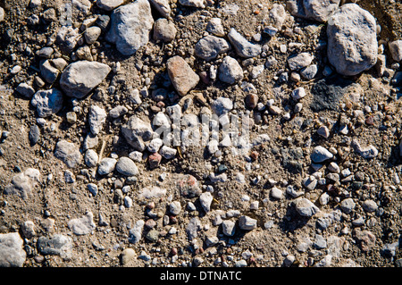 Il terreno asciutto e pietre di un campo agricolo Foto Stock