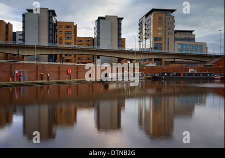 UK,South Yorkshire,Sheffield,Victoria Quays con edifici moderni e Ponte Supertram in background Foto Stock