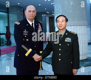 Pechino, Cina. Il 21 febbraio, 2014. Fang Fenghui (R), capo del personale generale del popolo cinese della Esercito di Liberazione (PLA) e anche un membro del cinese della Commissione militare centrale, scuote le mani con U.S. Capo di Stato Maggiore dell Esercito Raymond generale Odierno durante la loro riunione a Pechino, capitale della Cina, Feb 21, 2014. Credito: Li Tao/Xinhua/Alamy Live News Foto Stock